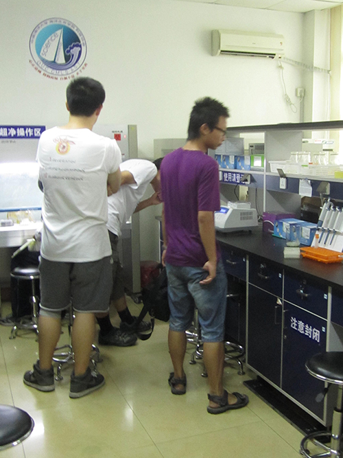 Figure 9. We are visiting OUC-China’s laboratory.