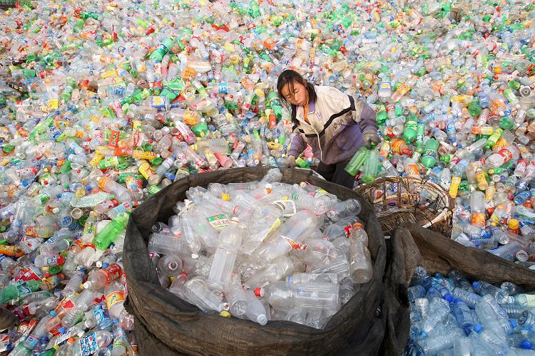 Chinesische Frau im Plastik.jpg